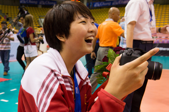 袁心玥开心拍照