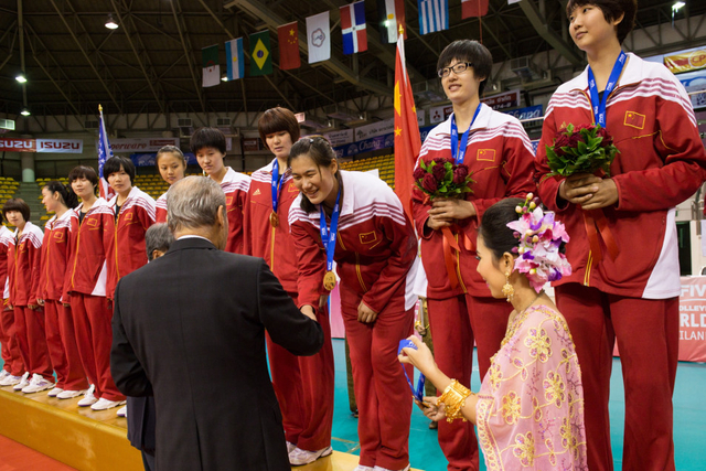 王云蕗与嘉宾握手