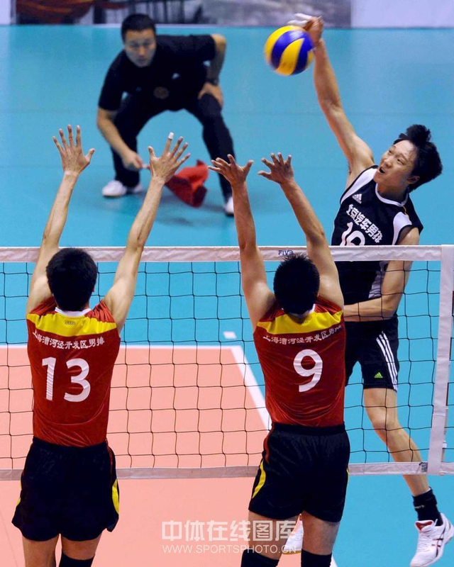 北京队单庆涛超手进攻