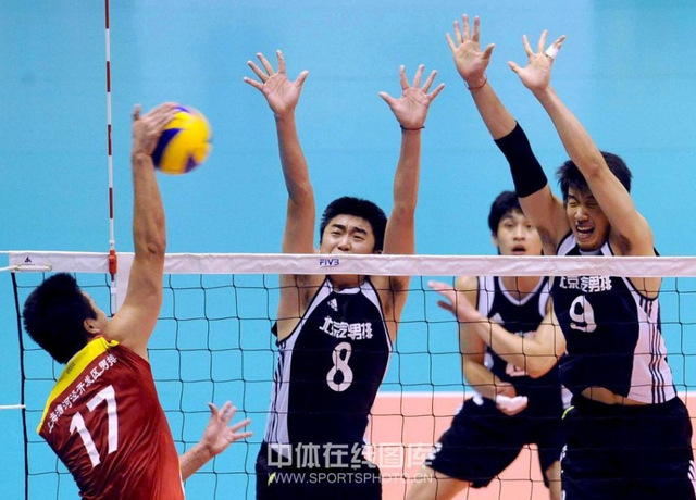 王之腾面对北京队双人拦网