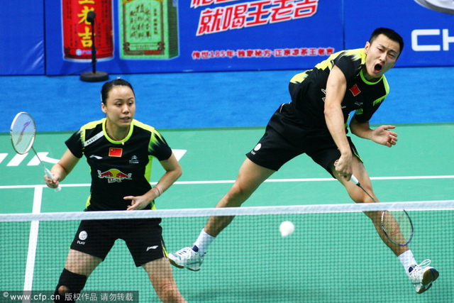 张楠后场大力杀球