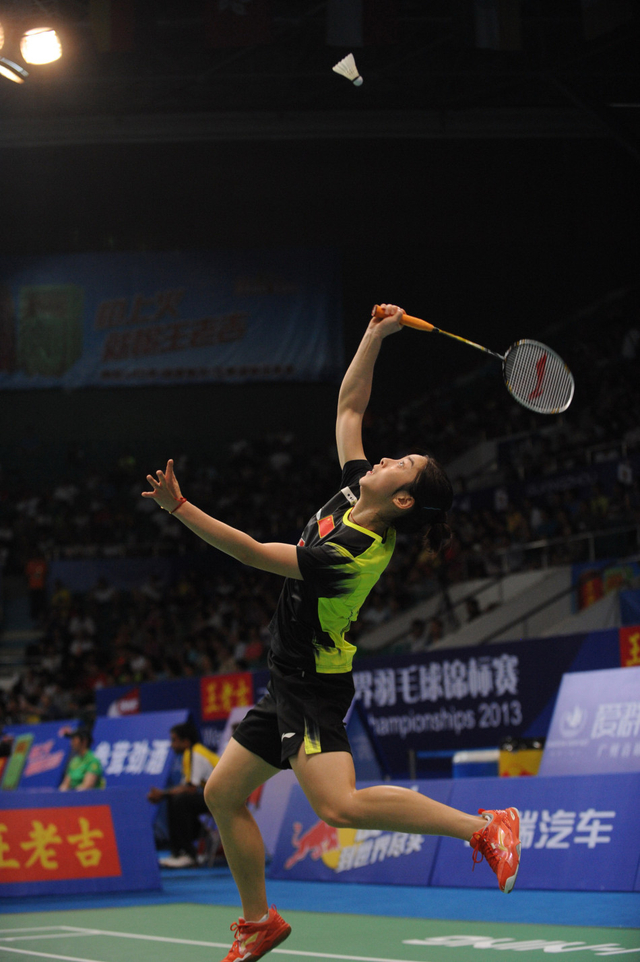 王适娴跃起扣杀