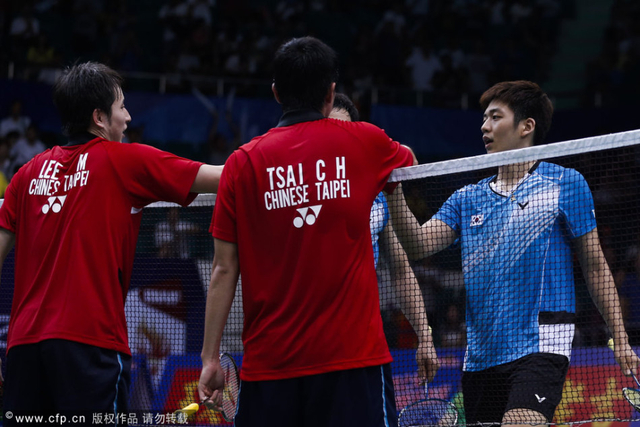 赛后与对手握手