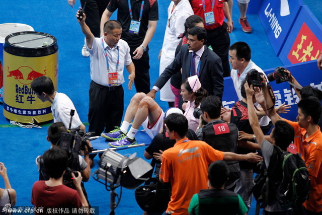 李宗伟抽筋被抬下场