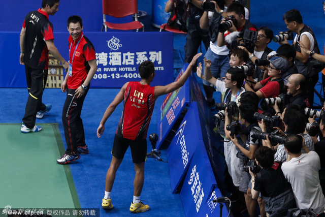 林丹与记者击掌