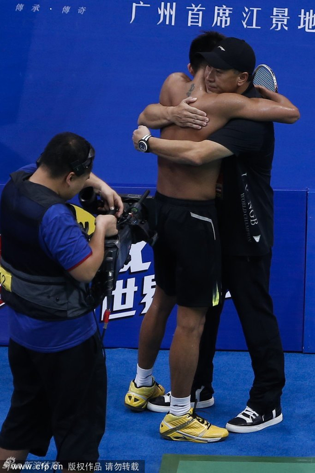 林丹与李永波深情拥抱