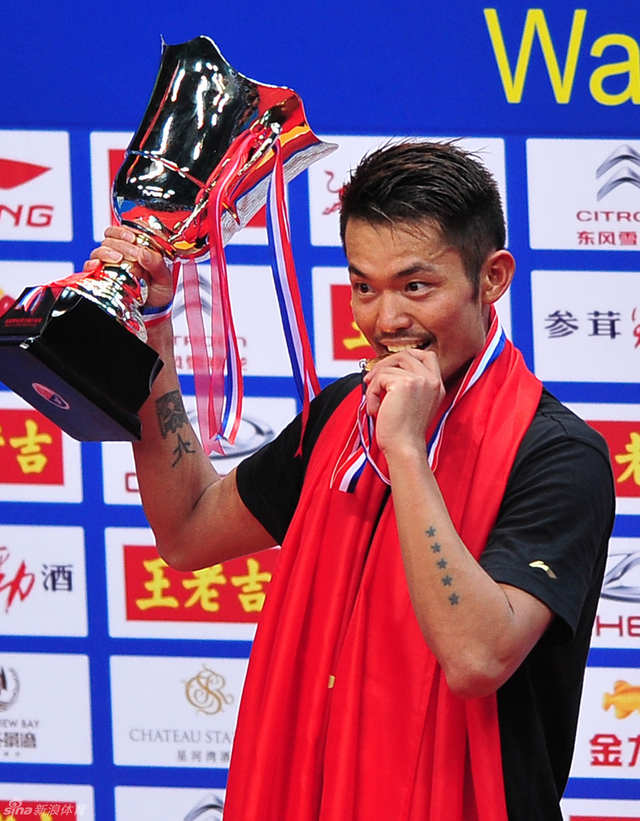 林丹手举奖杯咬金牌