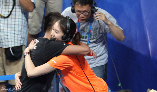 林丹与谢杏芳相拥