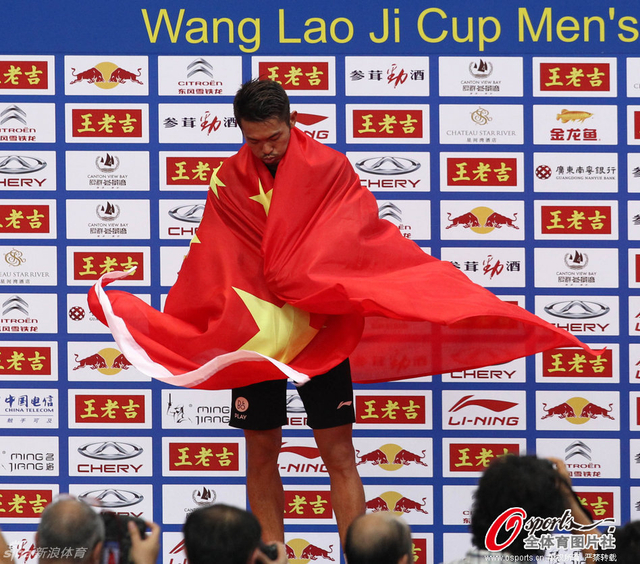 林丹身披五星红旗