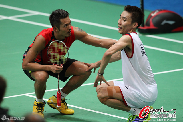 林丹手扶李宗伟