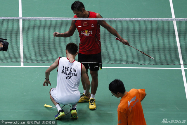 李宗伟试图从网下过来