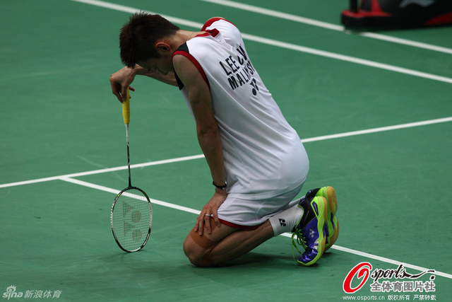 李宗伟跪地休息