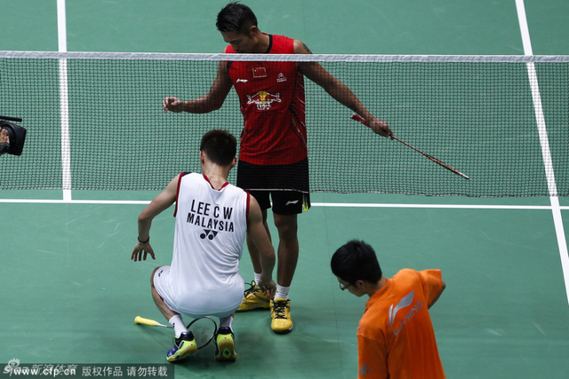 李宗伟试图从网下过来