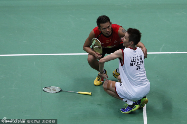 林丹上前询问李宗伟伤情