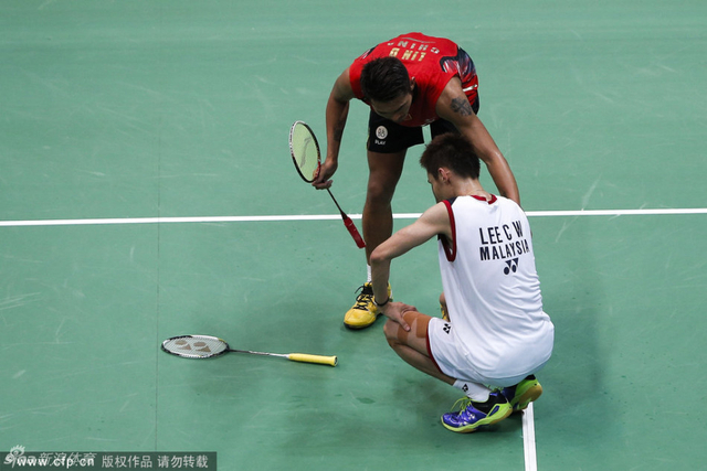 林丹试图扶起李宗伟