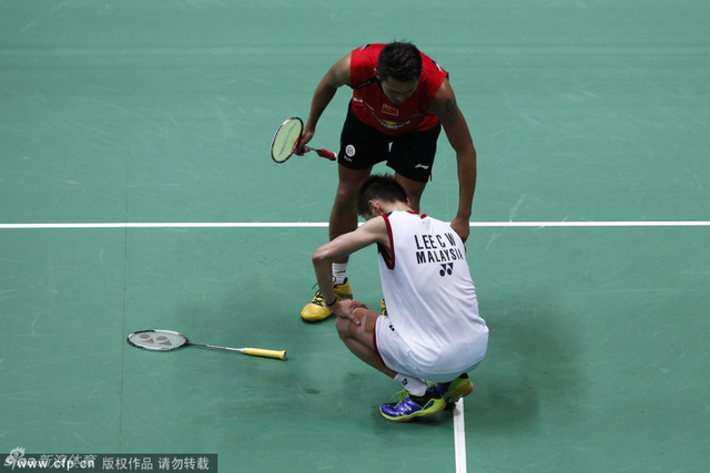 林丹与李宗伟交流