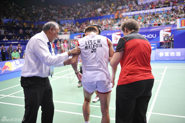 李宗伟需要搀扶