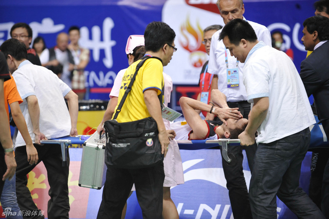 李宗伟上担架流泪