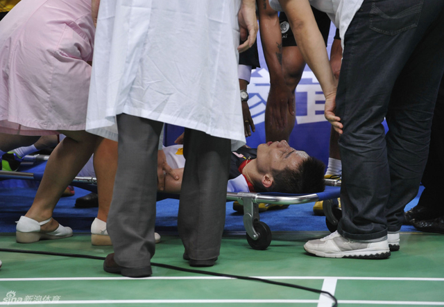 李宗伟躺上担架