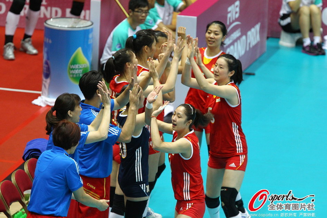 女排姑娘击掌向庆