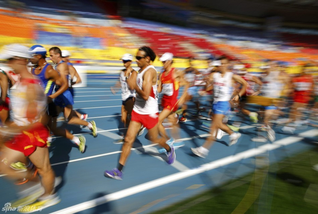 选手们比肩继踵