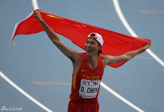 陈定身披五星红旗