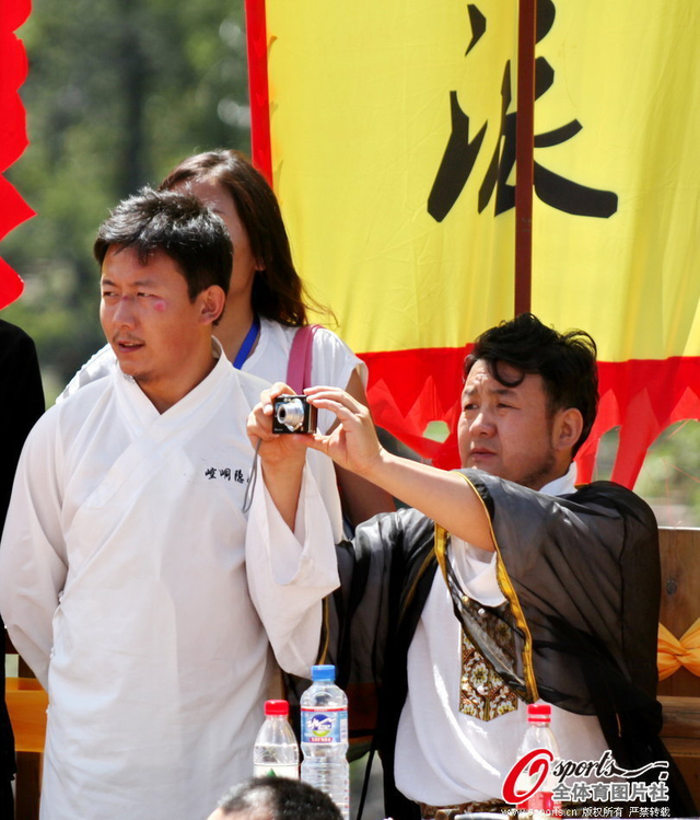 得给掌门拍一张