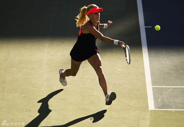 拉德万斯卡底线回球