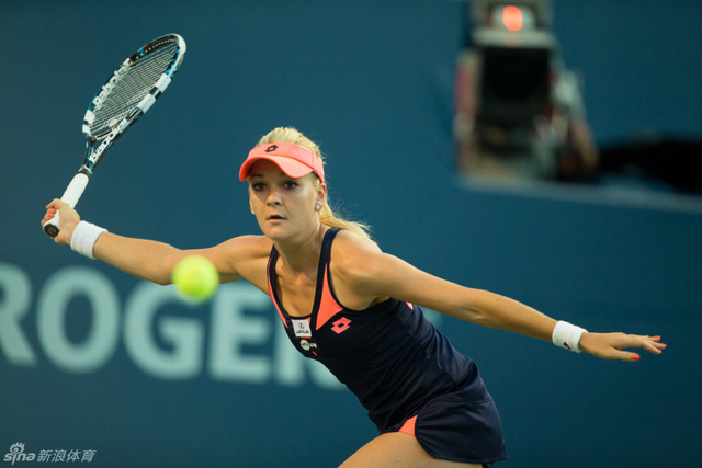 拉德万斯卡全力回球