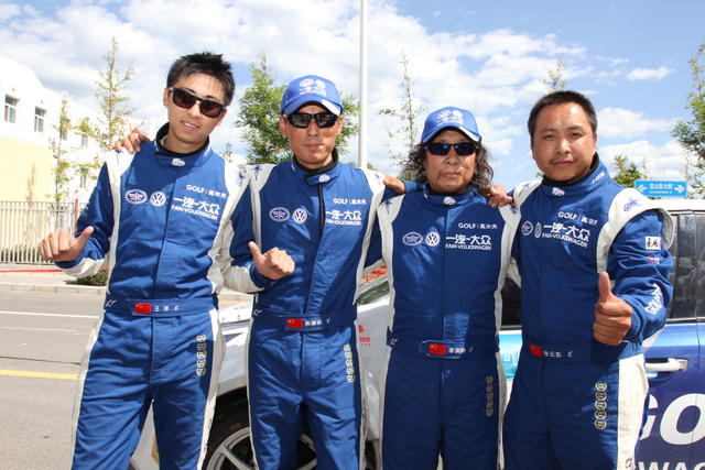 一汽大众车队陈德安与李国静车组合影