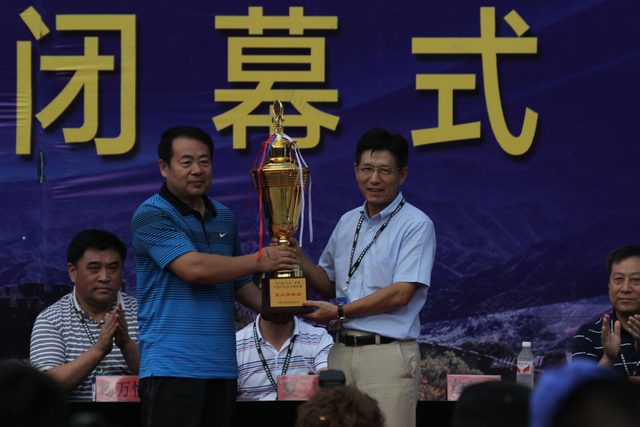 中汽联副主席詹郭君向怀柔政府颁发奖杯