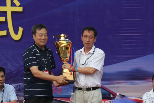 怀柔政府向赞助商代表颁发奖杯