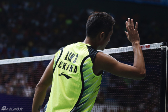 林丹挥手致意