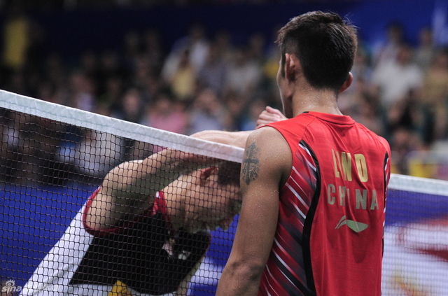 林丹网前慰问李宗伟