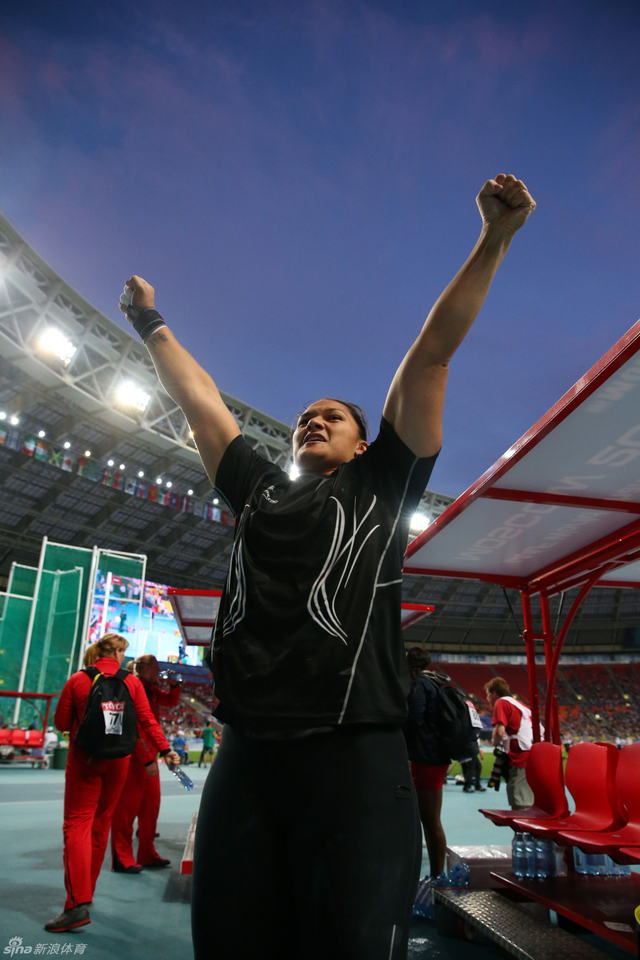 亚当斯挥拳庆祝