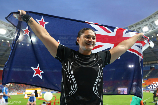 亚当斯手举新西兰国旗