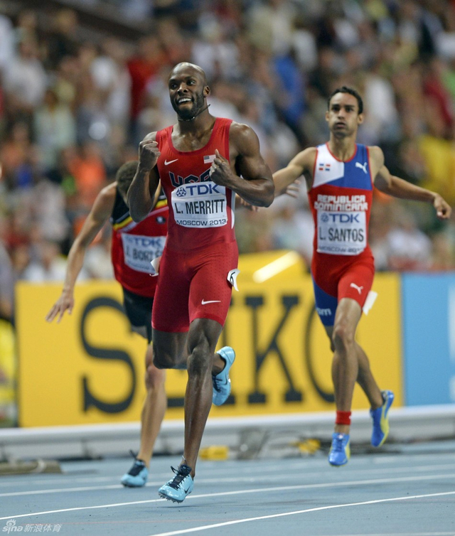 梅里特冲过终点