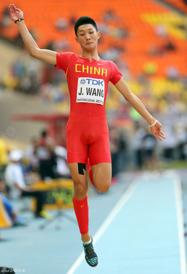 李金哲在男子跳远比赛中