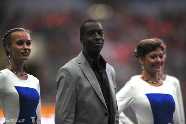 名宿迈克尔-约翰逊颁奖