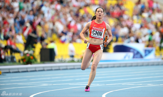 韦永丽冲过终点