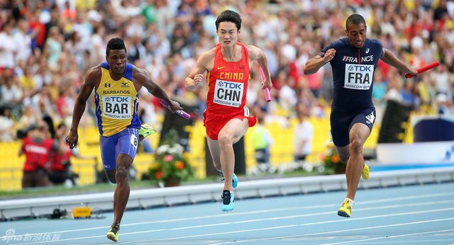 张培萌冲过终点