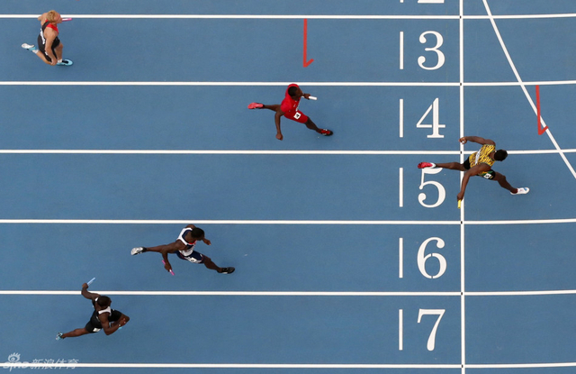 博尔特冲过终点