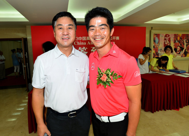 张小宁与梁文冲合影