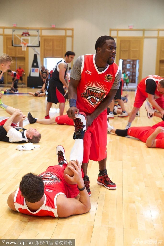 队员们进行拉伸练习