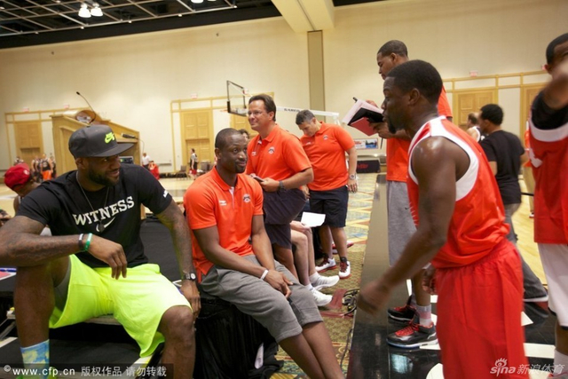 小队员与詹韦交流