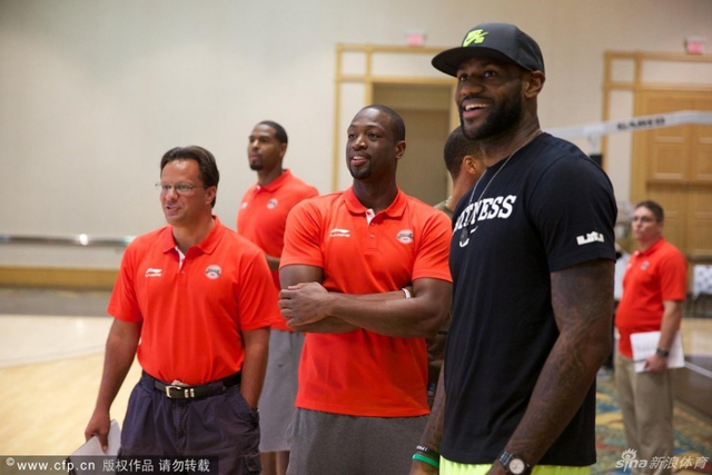 詹姆斯捧场韦德训练营