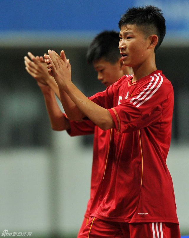 队员们为自己鼓掌