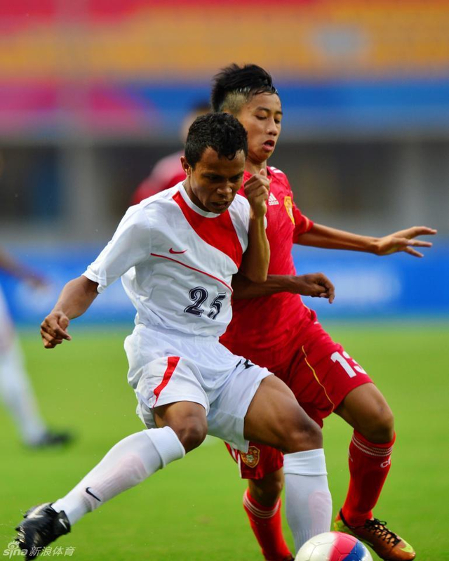 梁锦辉拼抢激烈