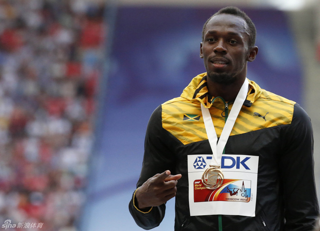 博尔特展示金牌