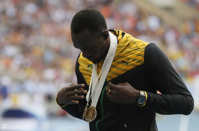 博尔特展示三金